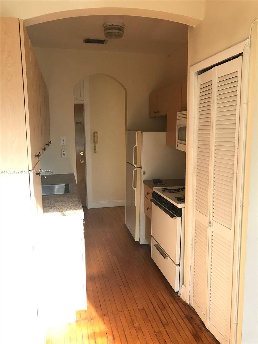Miami Beach, FL 33140,706 W 51st St #7