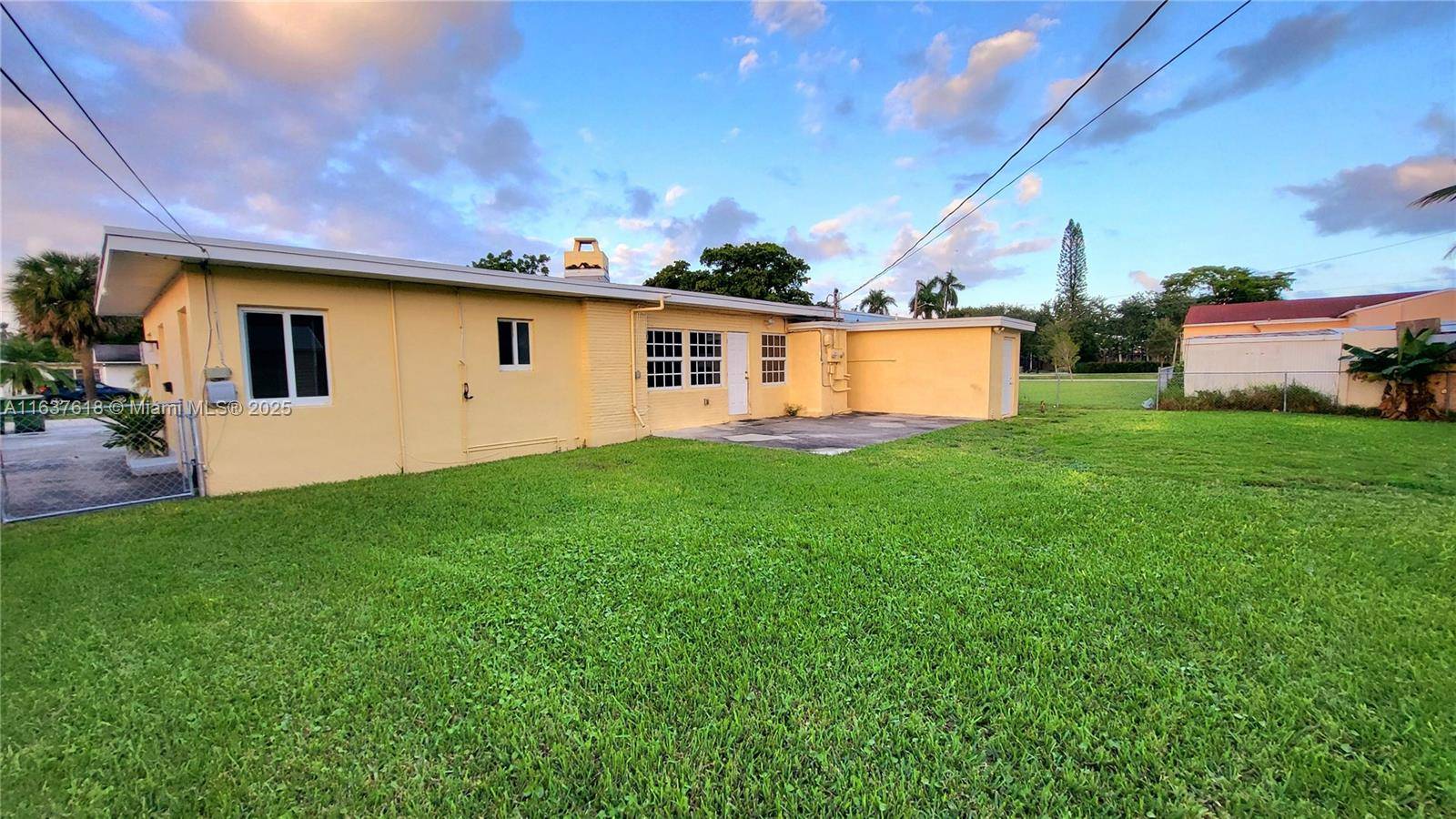 Hallandale Beach, FL 33009,720 NE 5th St #1-1