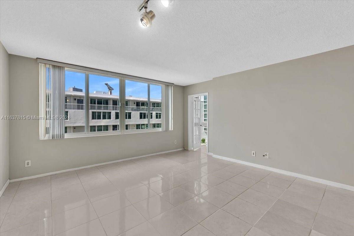 Miami Beach, FL 33140,5401 Collins Ave #312