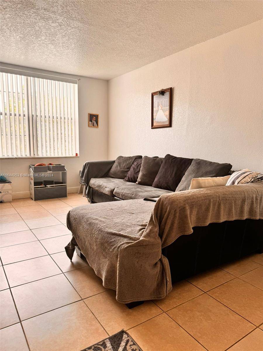 Hialeah, FL 33012,1815 W 56th St #315