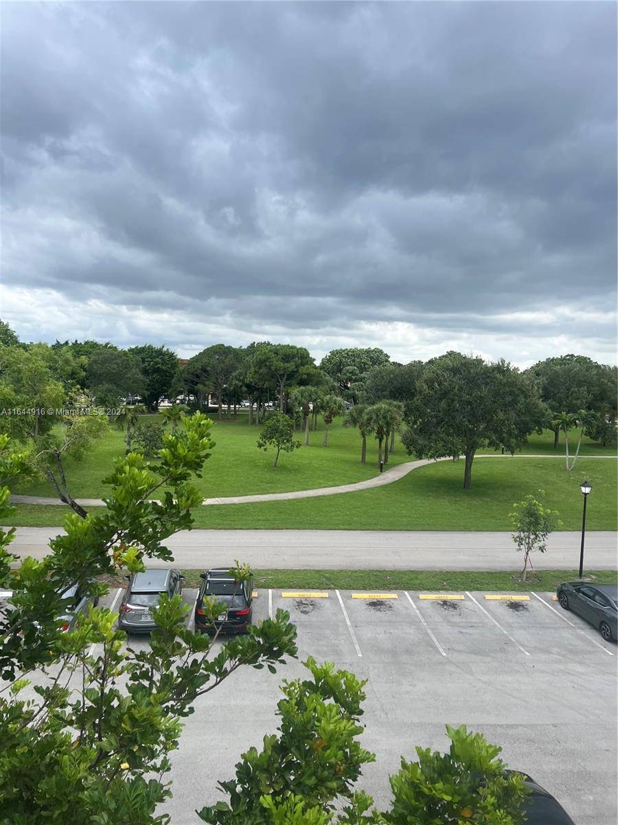 Lauderhill, FL 33319,6101 N Falls Cir Dr #407