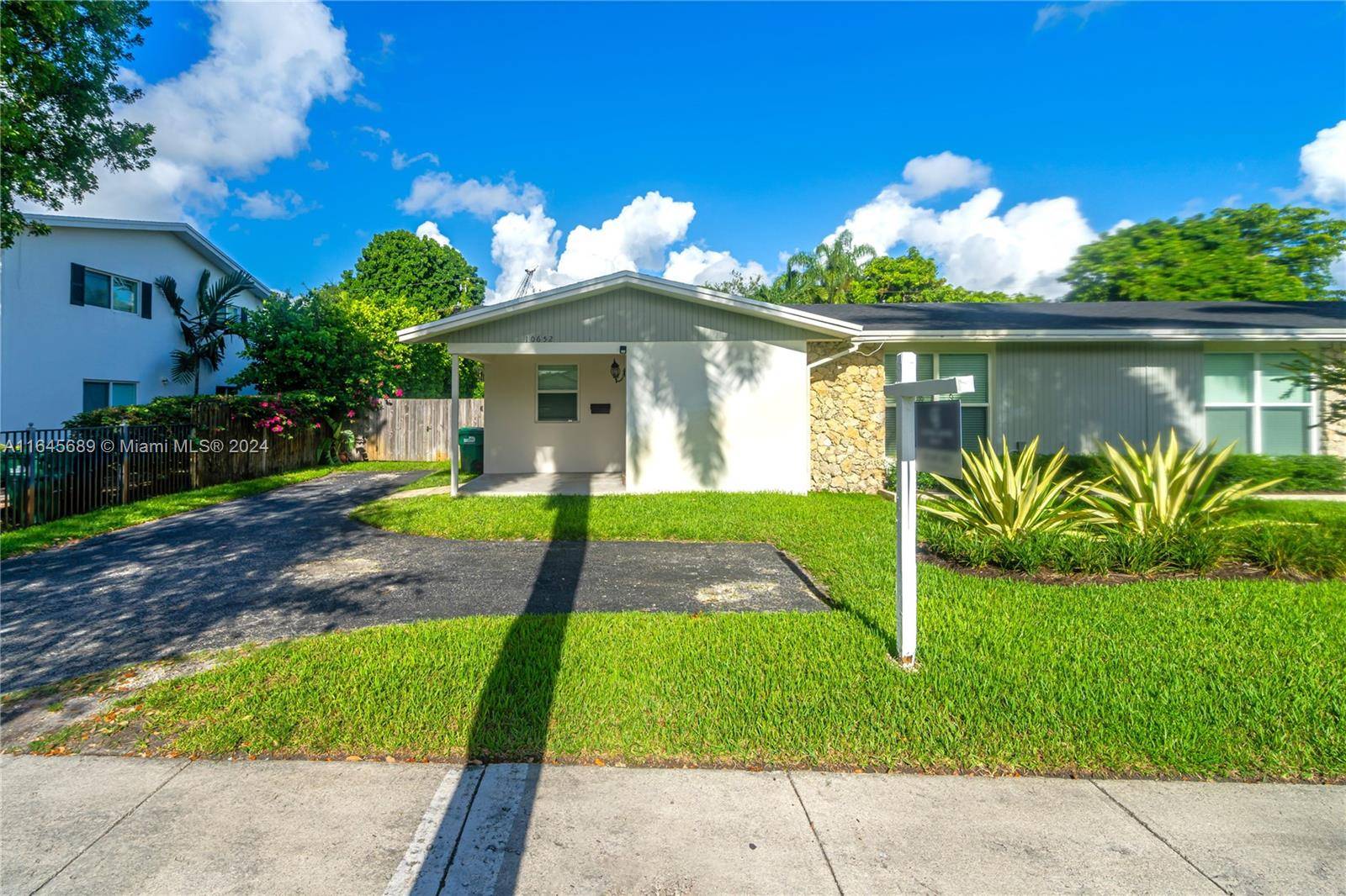 Pinecrest, FL 33156,10650 SW 77th Ave
