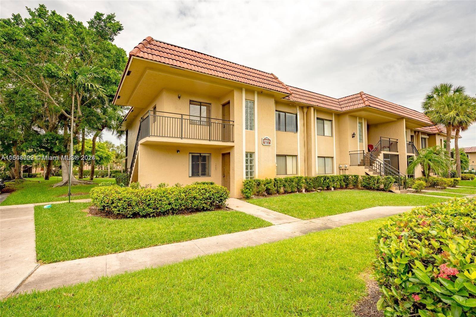 Weston, FL 33326,350 Lakeview Dr #201