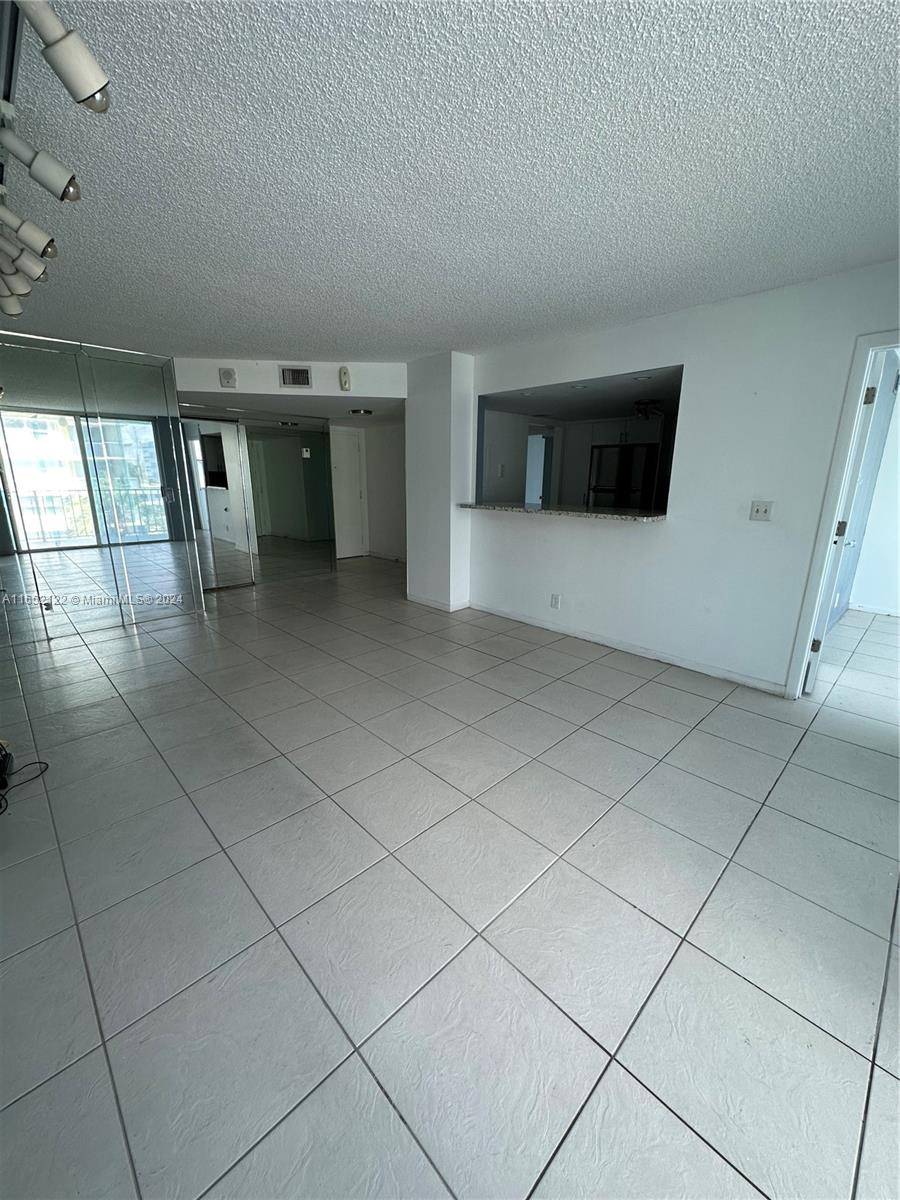 North Miami Beach, FL 33160,16570 NE 26th Ave #4E