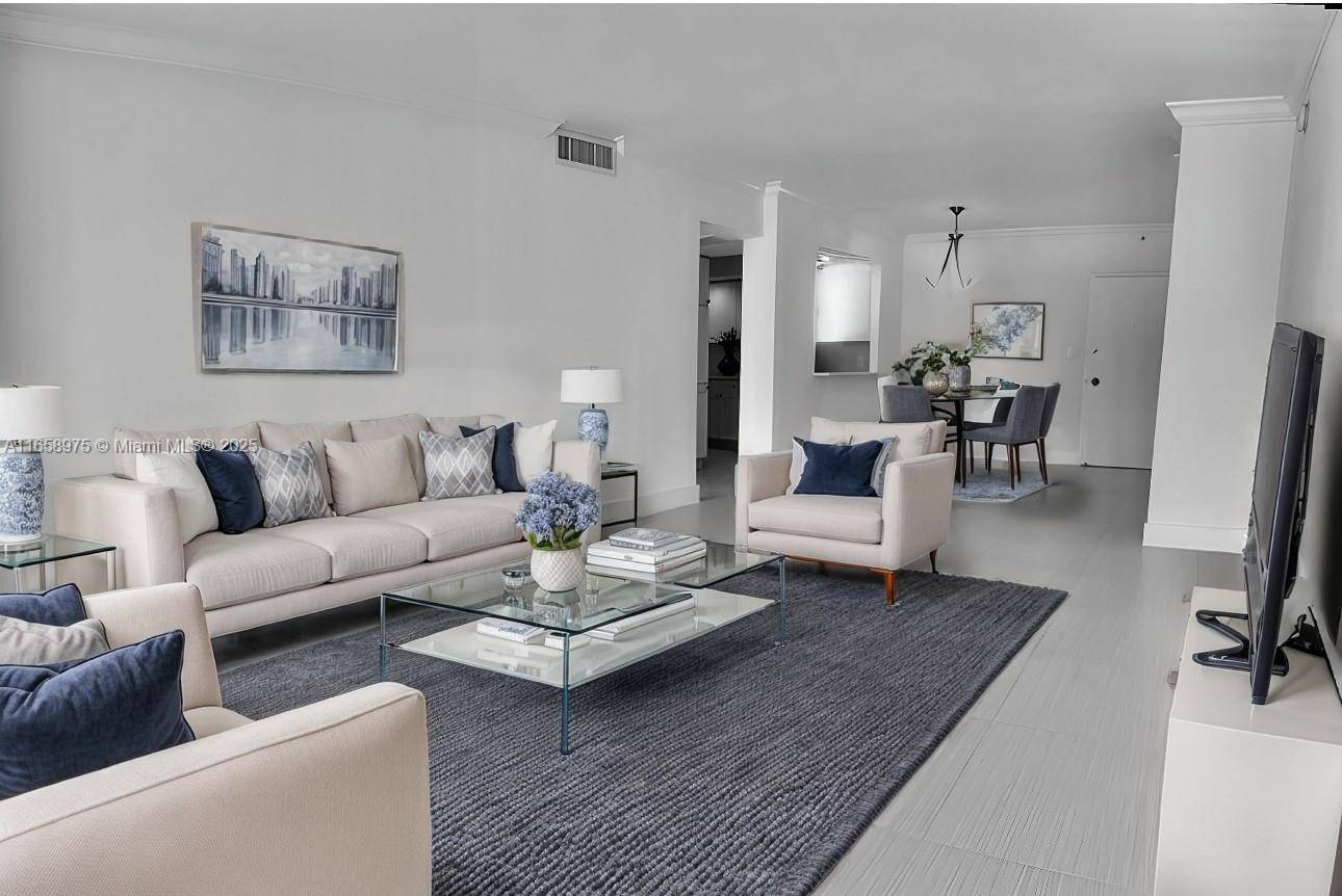 Miami Beach, FL 33140,5600 Collins Ave #15B