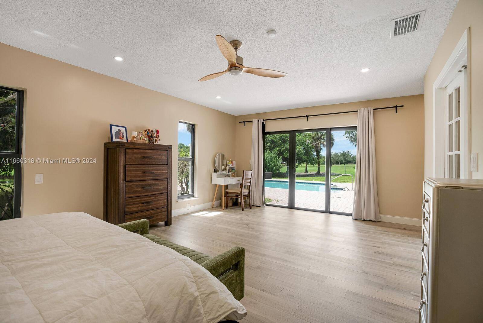 Plantation, FL 33324,521 W Lake Dasha Dr