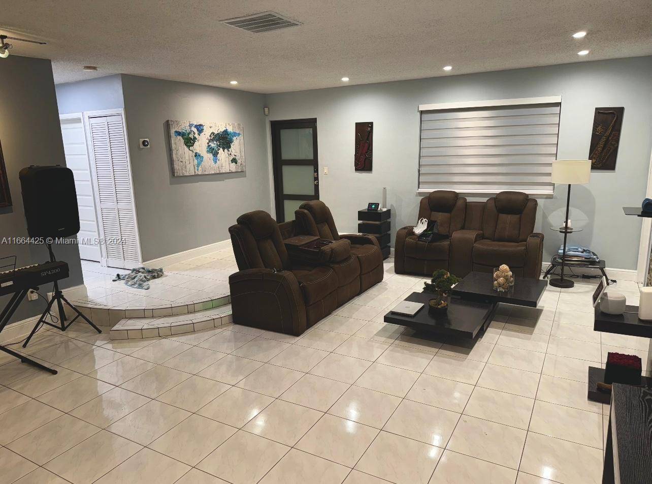 Hialeah, FL 33014,565 W 76th St