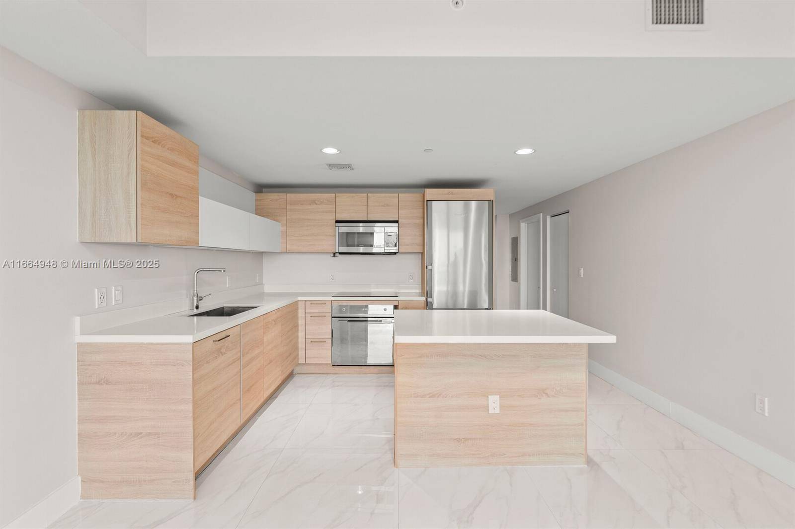 North Miami Beach, FL 33160,16385 Biscayne Blvd #1102