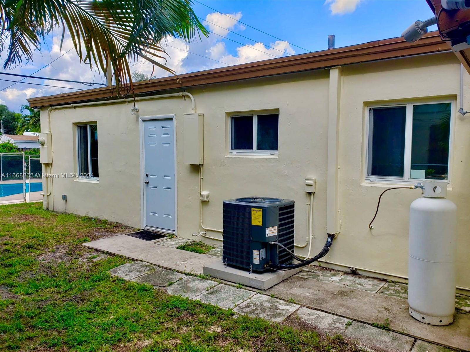 North Miami Beach, FL 33162,1423 NE 175th St