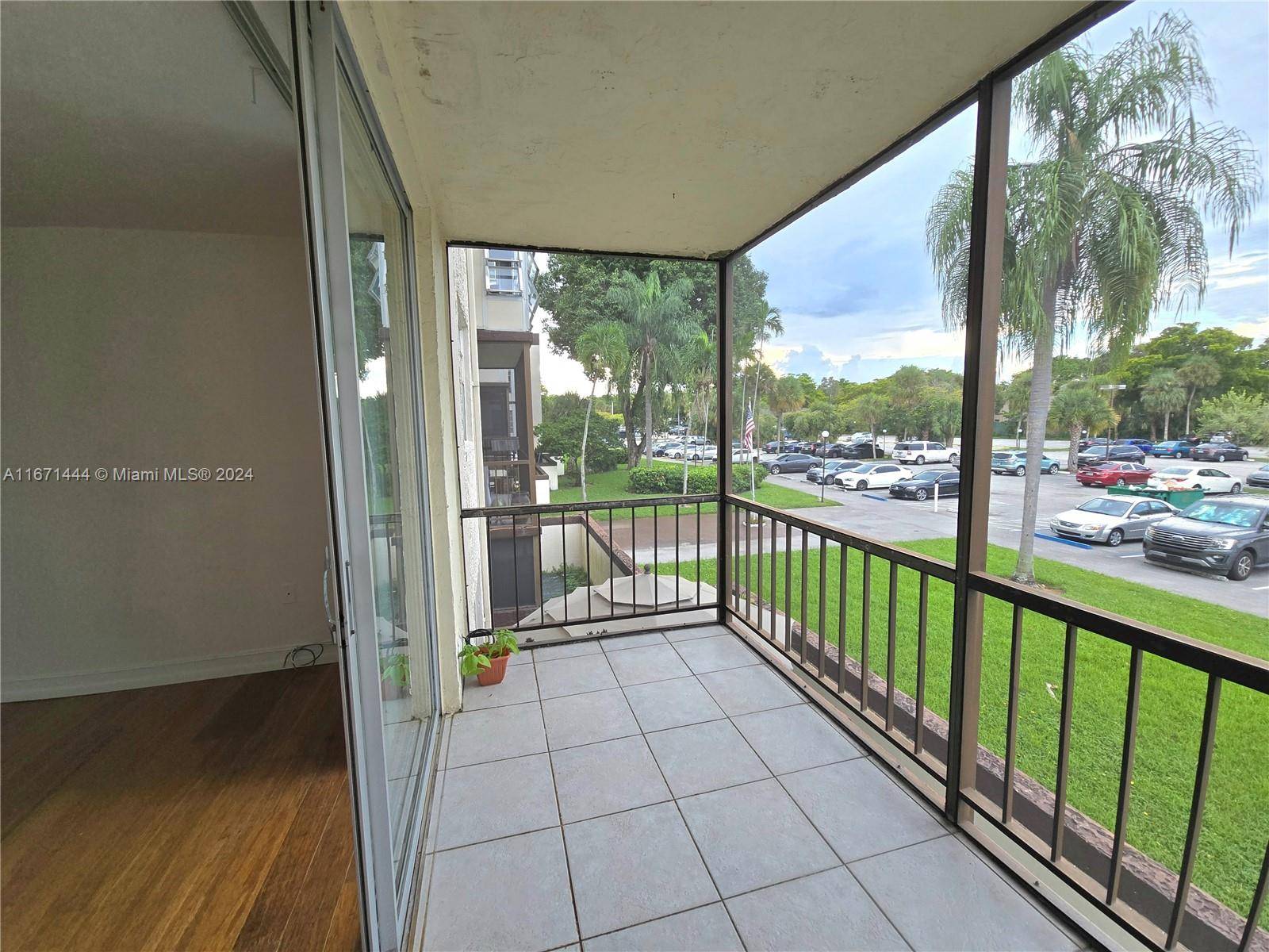 Plantation, FL 33313,7100 NW 17th St #216