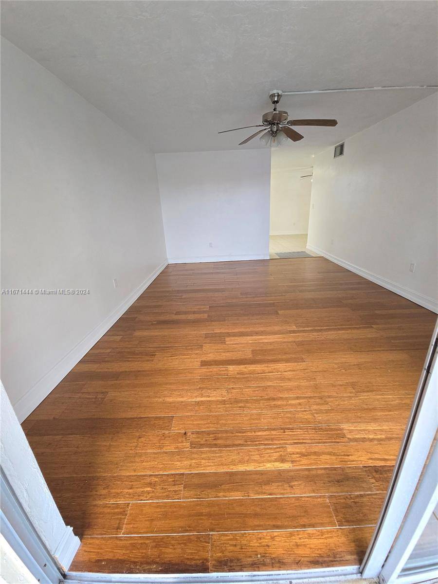 Plantation, FL 33313,7100 NW 17th St #216