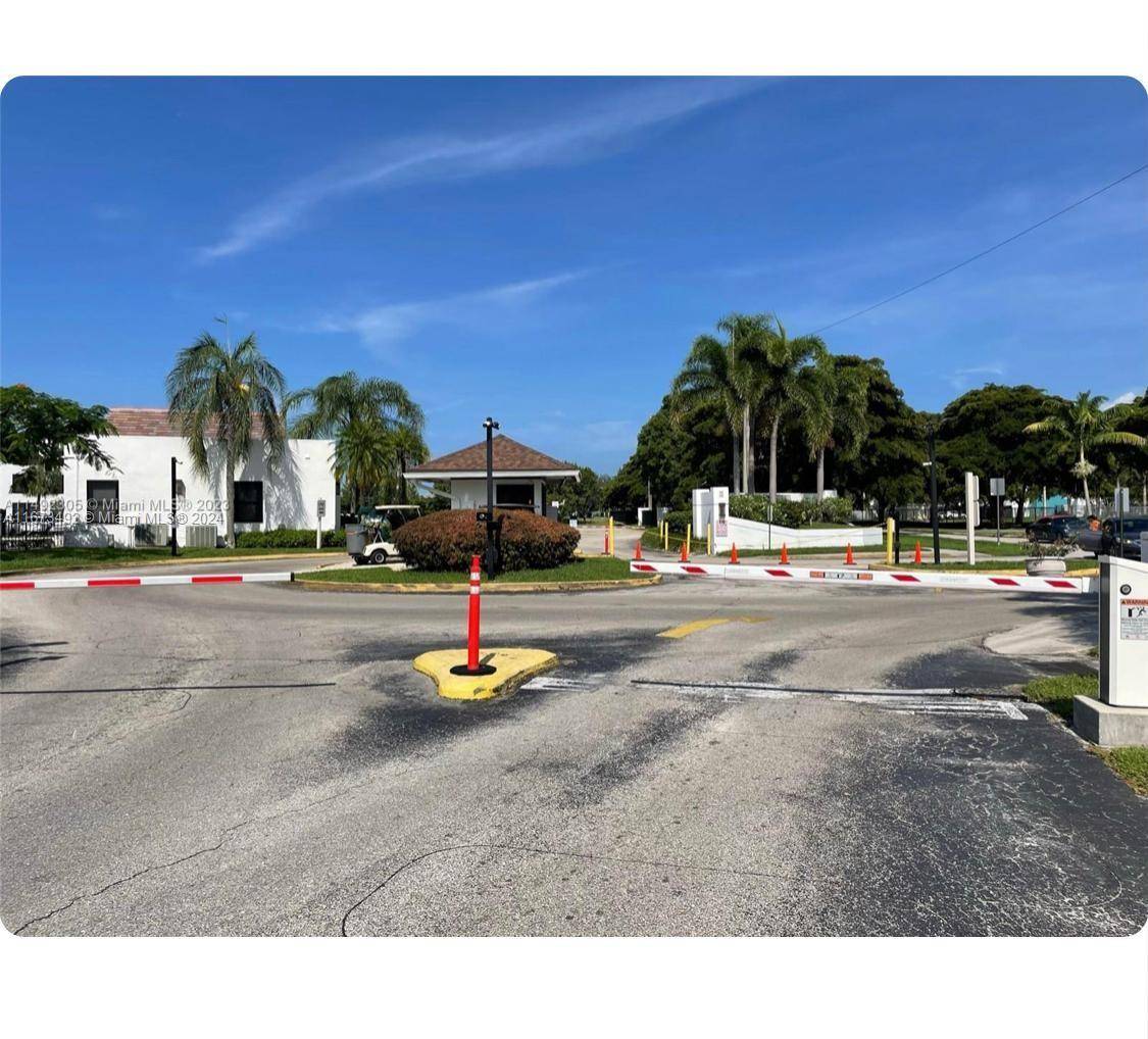 Oakland Park, FL 33309,210 Lake Pointe Dr #212