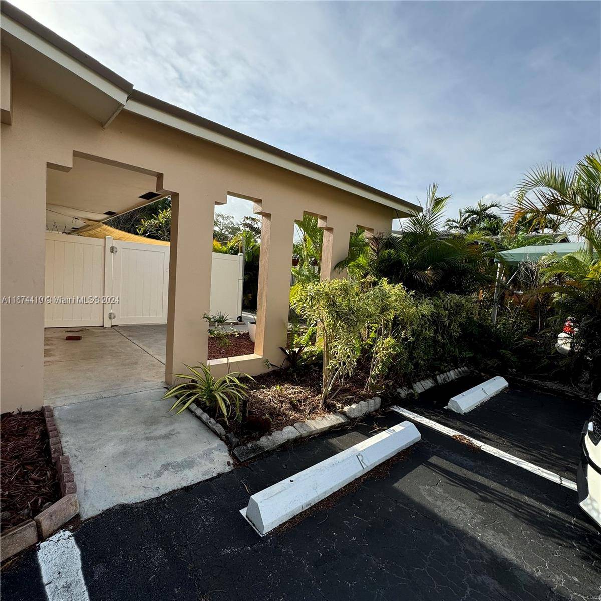 Wilton Manors, FL 33305,590 NE 20th St #2