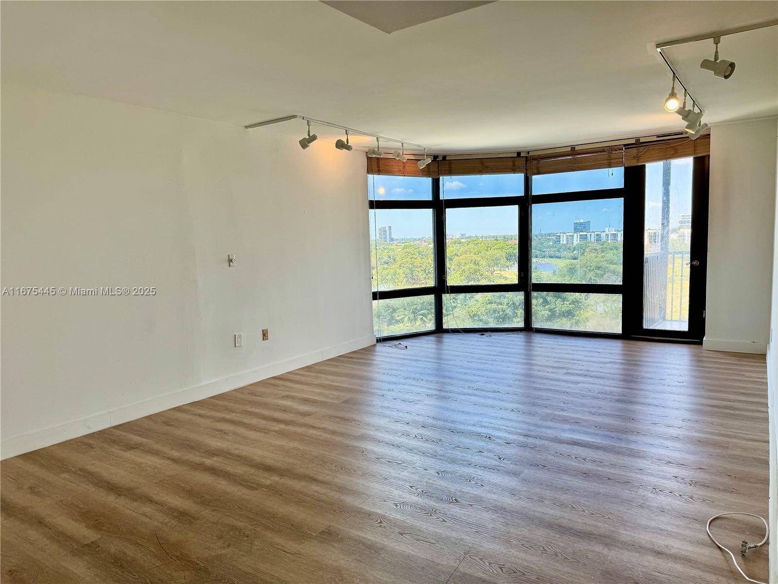Aventura, FL 33180,3375 N Country Club Dr #807