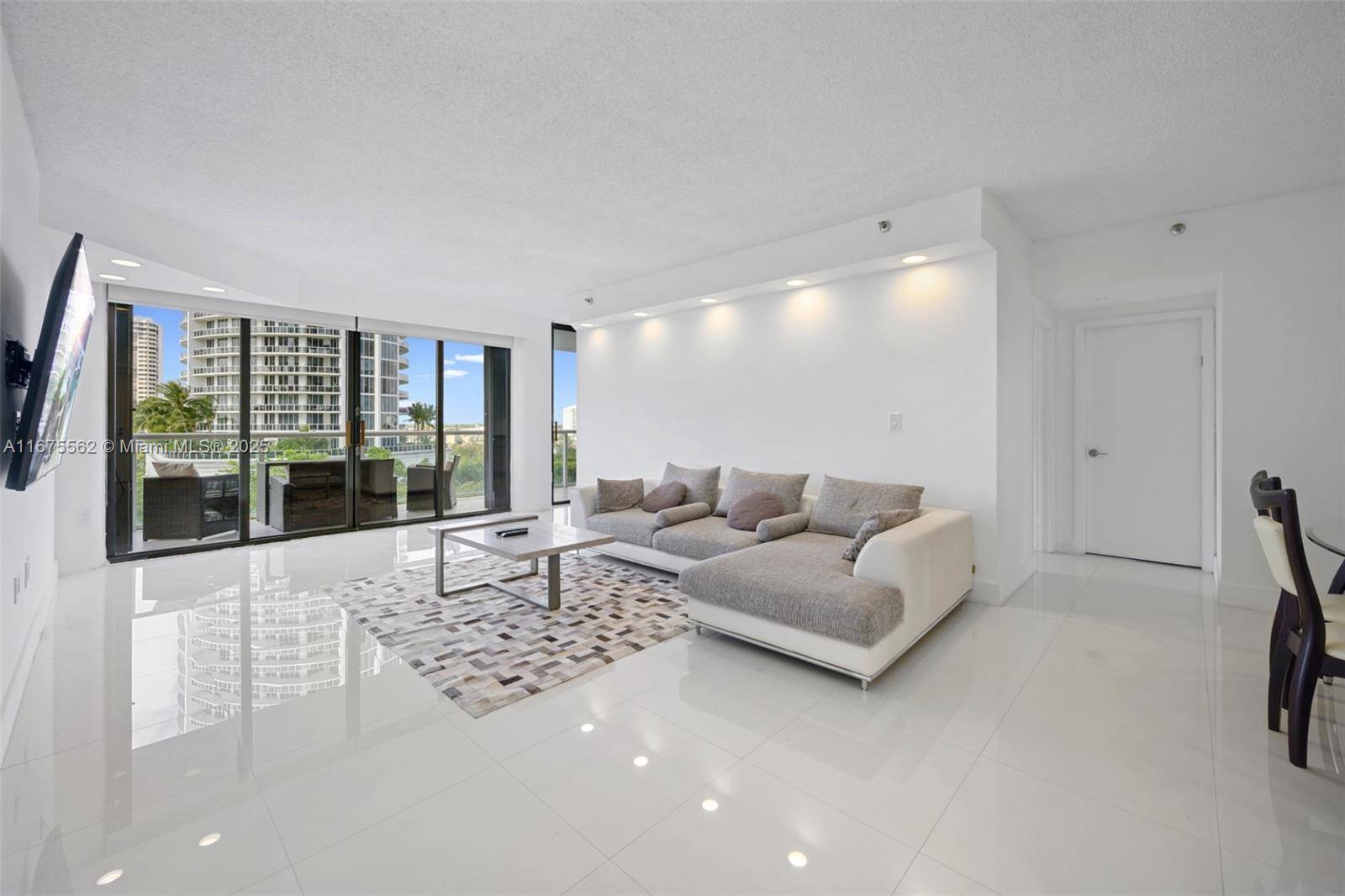 Aventura, FL 33160,4000 Island Blvd #903