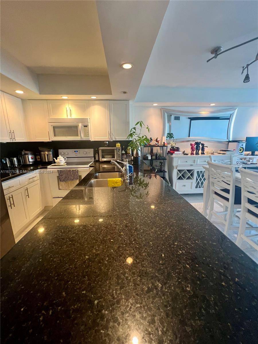 Miami Beach, FL 33140,5838 Collins Ave #14D