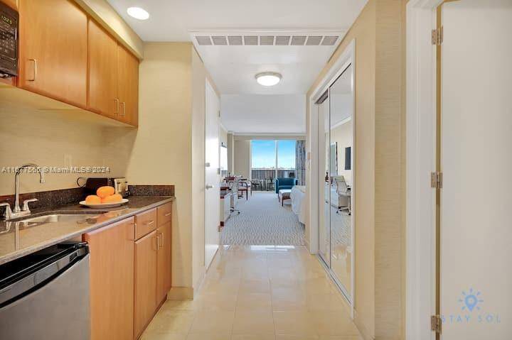 Sunny Isles Beach, FL 33160,18001 Collins Ave #1917