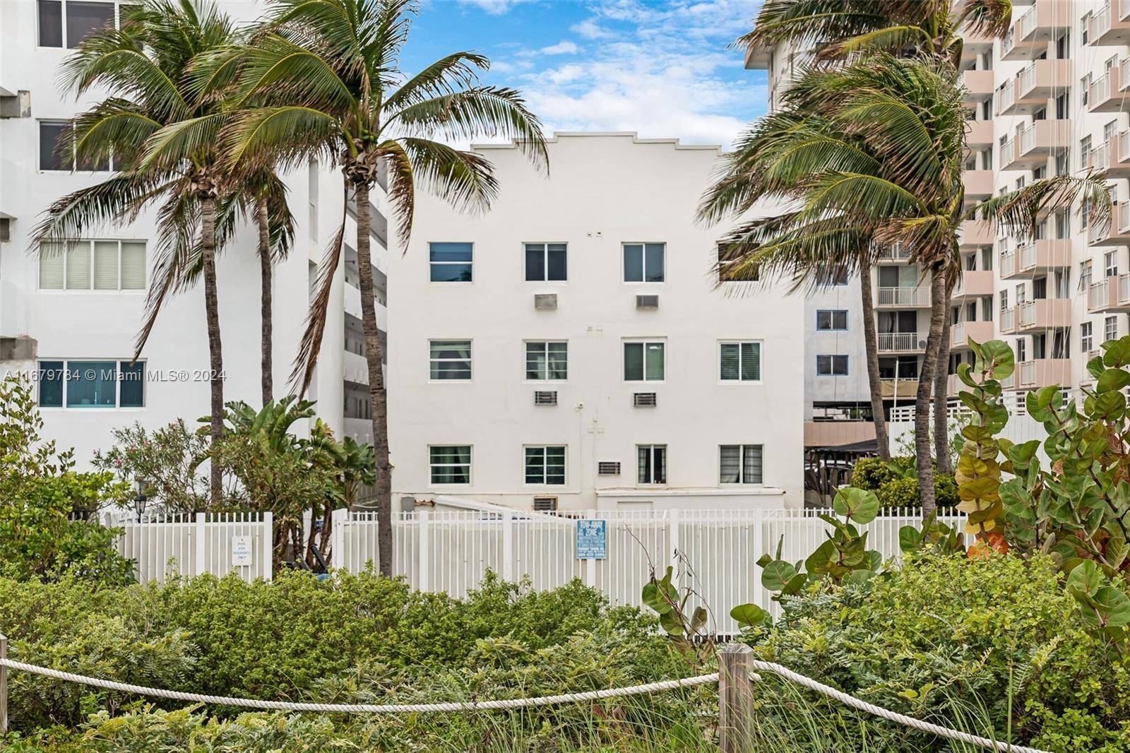 Miami Beach, FL 33139,335 Ocean Dr #126