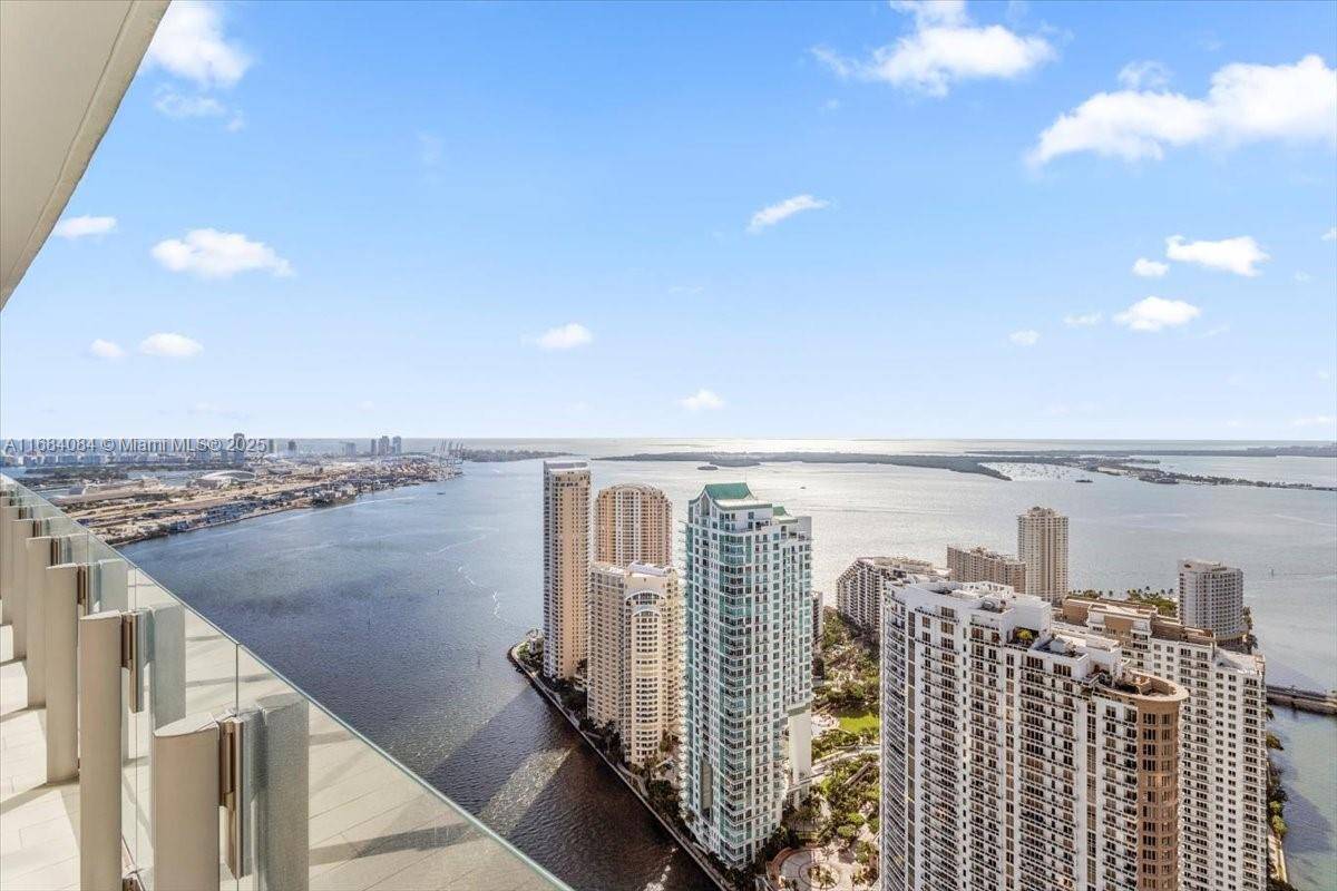 Miami, FL 33131,300 Biscayne Blvd Way #5002 Duplex