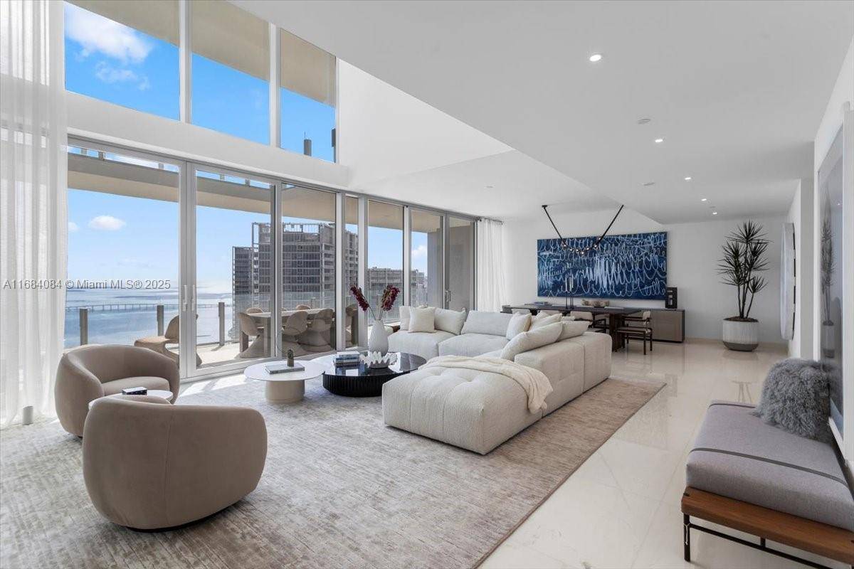 Miami, FL 33131,300 Biscayne Blvd Way #5002 Duplex