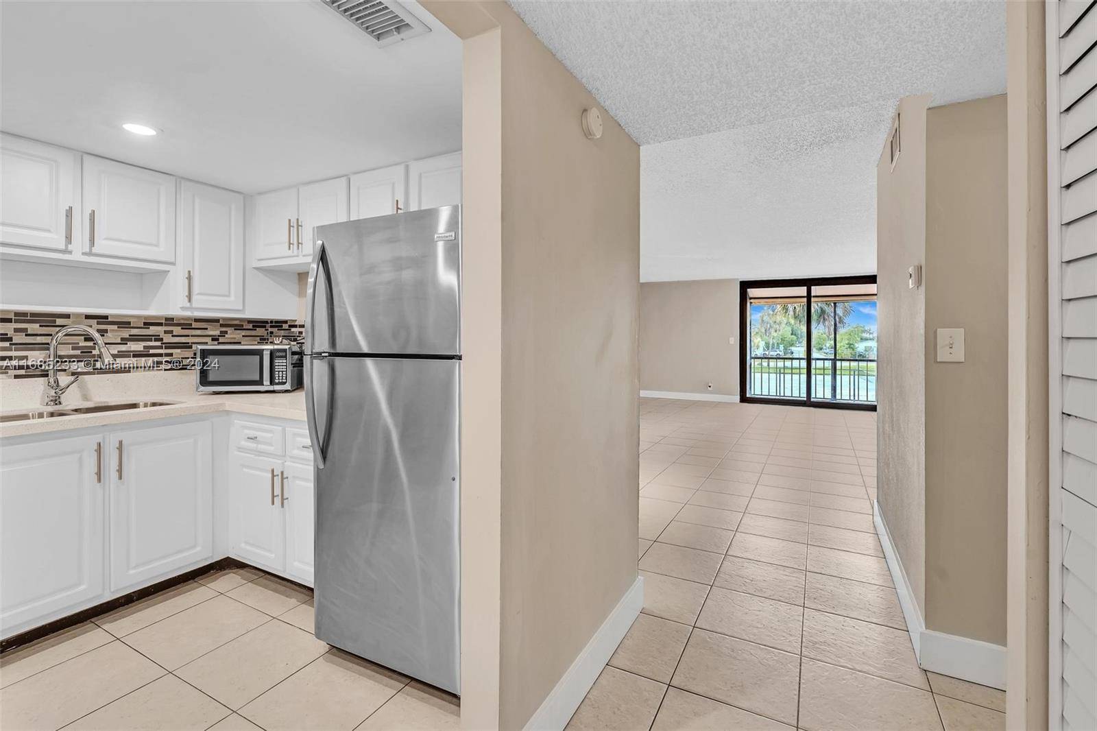 Plantation, FL 33325,400 Commodore Dr #215