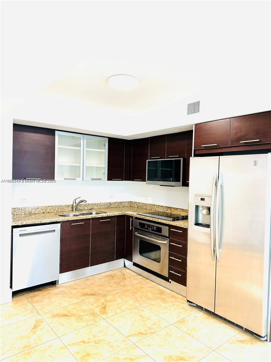 Miami, FL 33131,41 SE 5th St #808