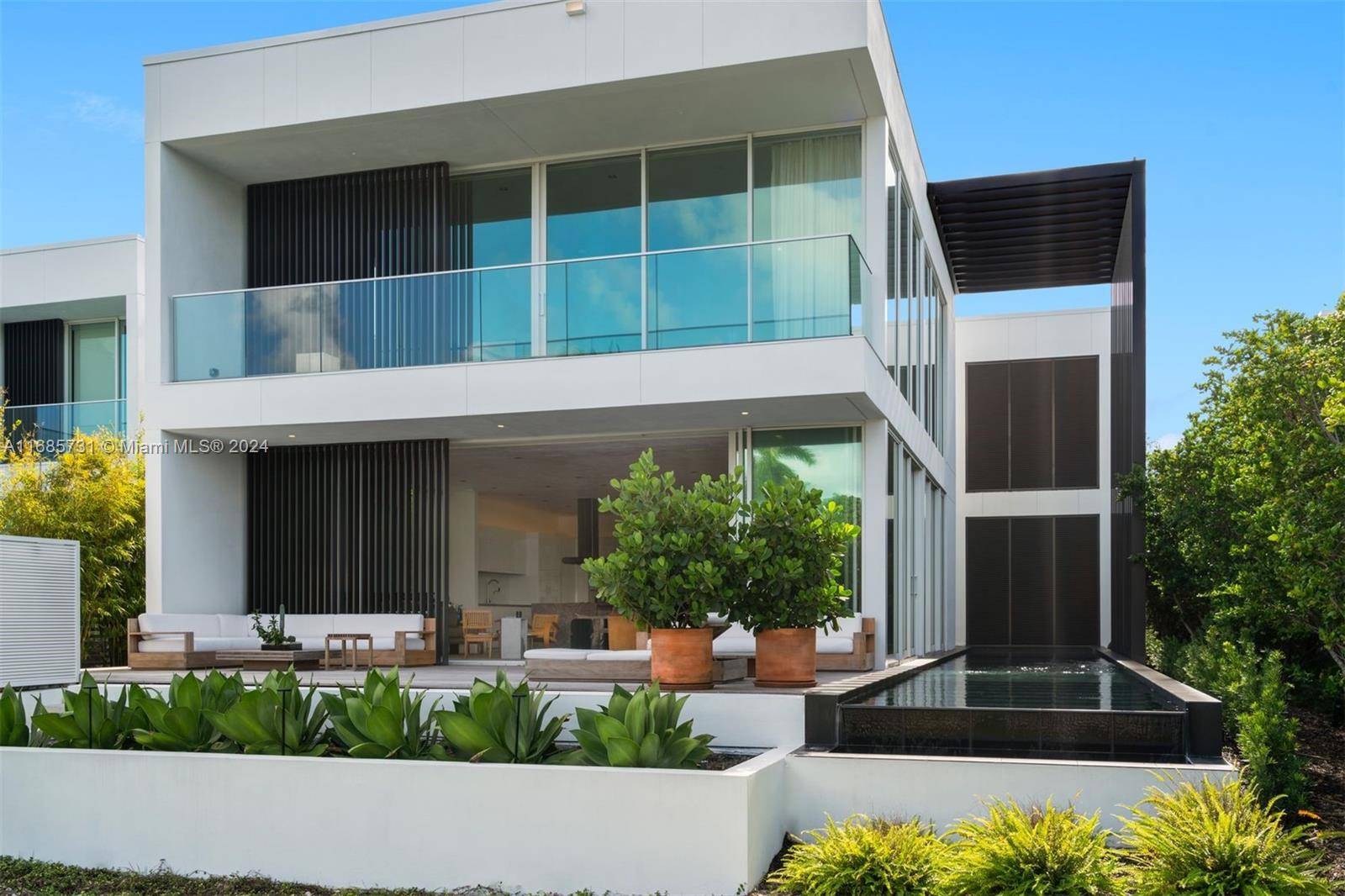 Miami Beach, FL 33140,1041 W 48th St