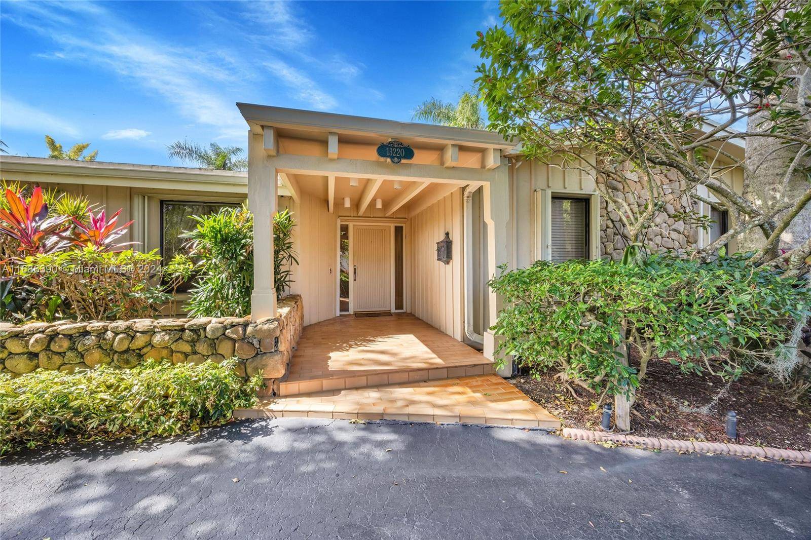 Pinecrest, FL 33156,13220 SW 69th Ct