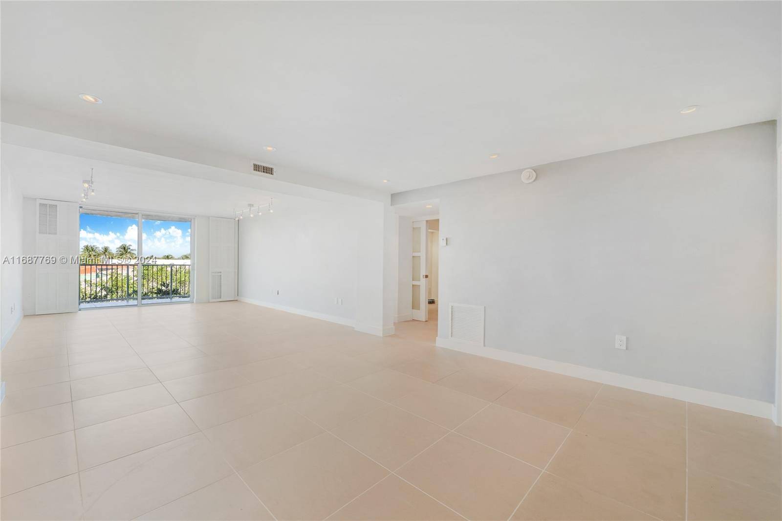Key Biscayne, FL 33149,210 Sea View Dr #409