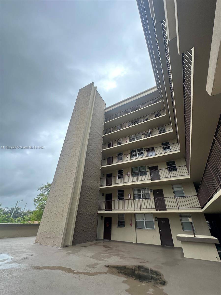Hollywood, FL 33020,1811 Jefferson St #210