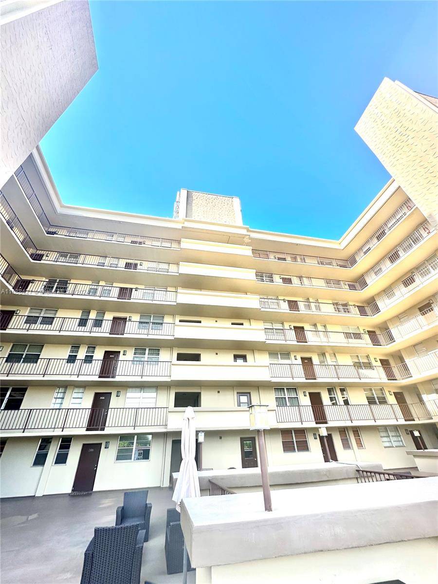 Hollywood, FL 33020,1811 Jefferson St #210