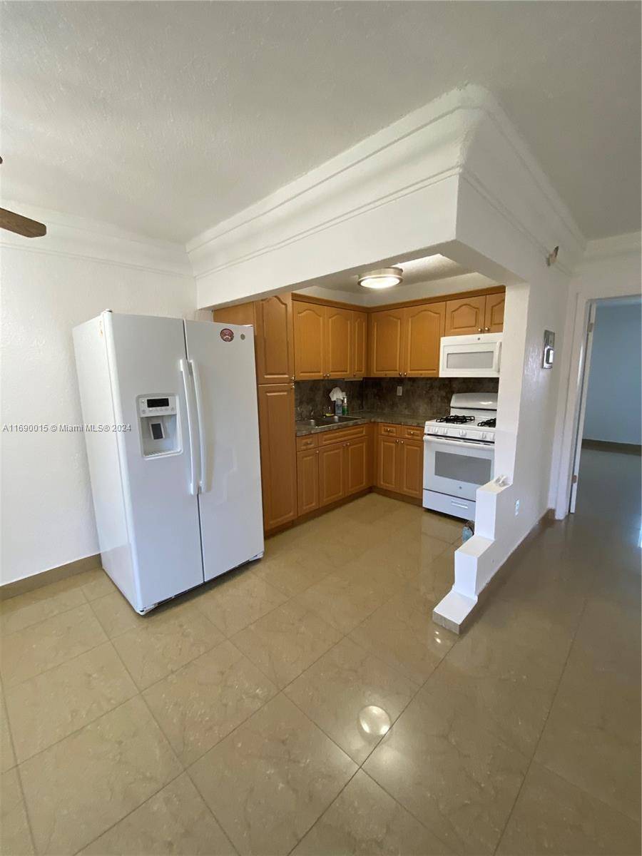 Hialeah, FL 33012,1230 W 54th St #221A