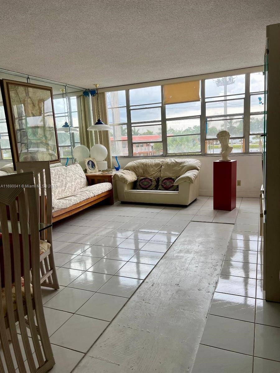 North Miami Beach, FL 33162,2025 NE 164th St #215