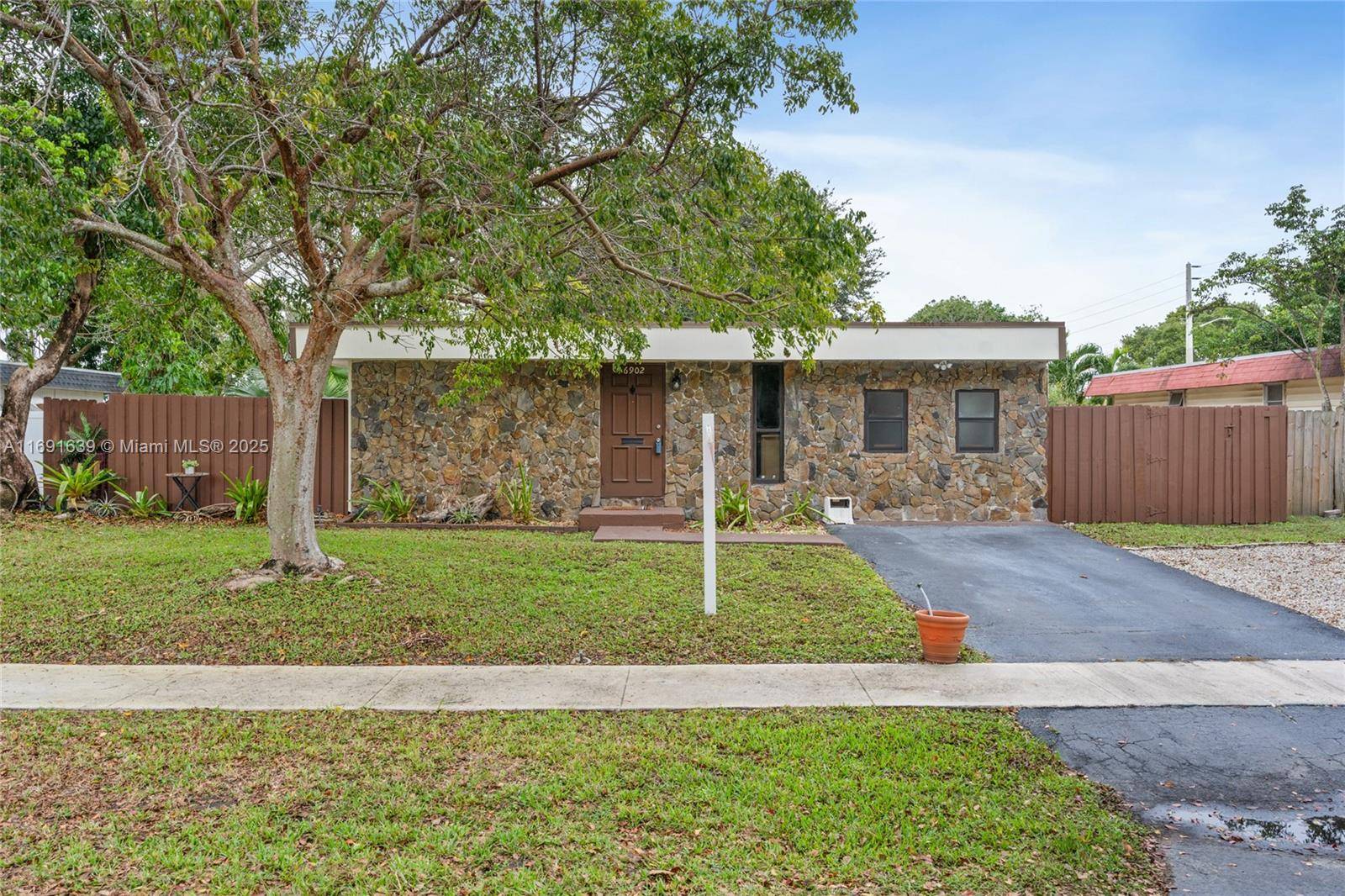 Tamarac, FL 33321,6902 NW 78th St