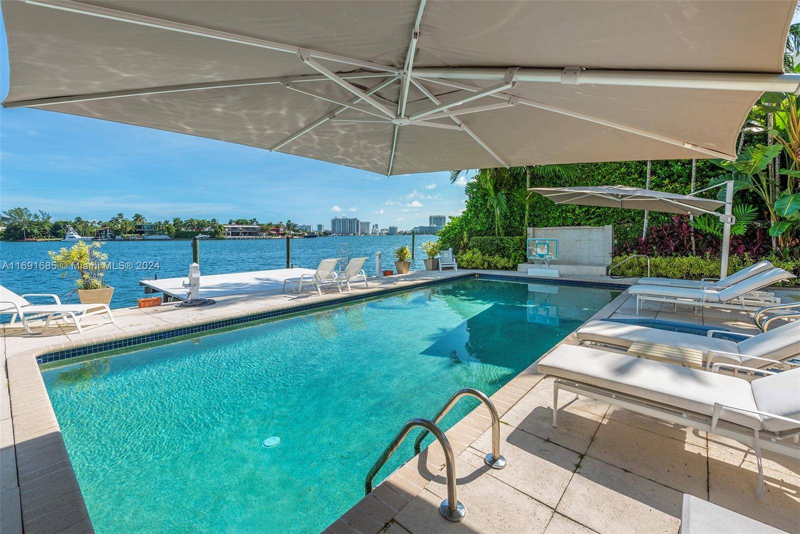 Miami Beach, FL 33139,279 N Hibiscus Dr