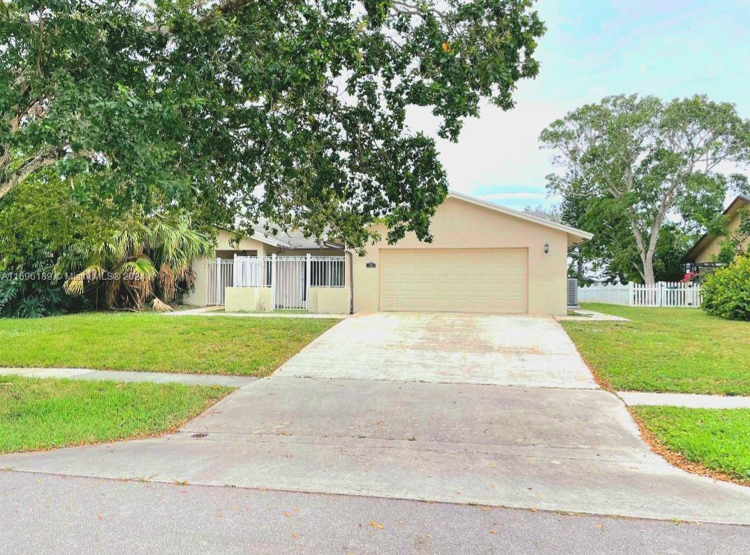 Royal Palm Beach, FL 33411,226 Las Palmas St