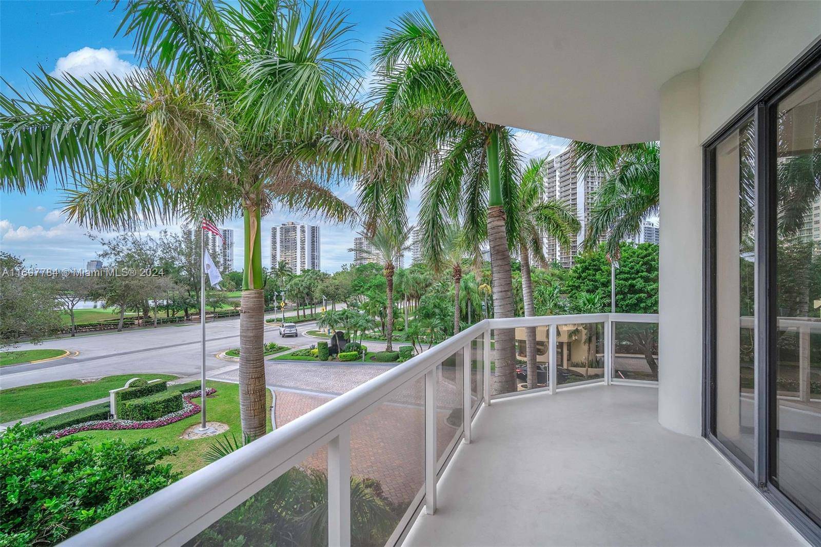 Aventura, FL 33180,20185 E Country Club Dr #206