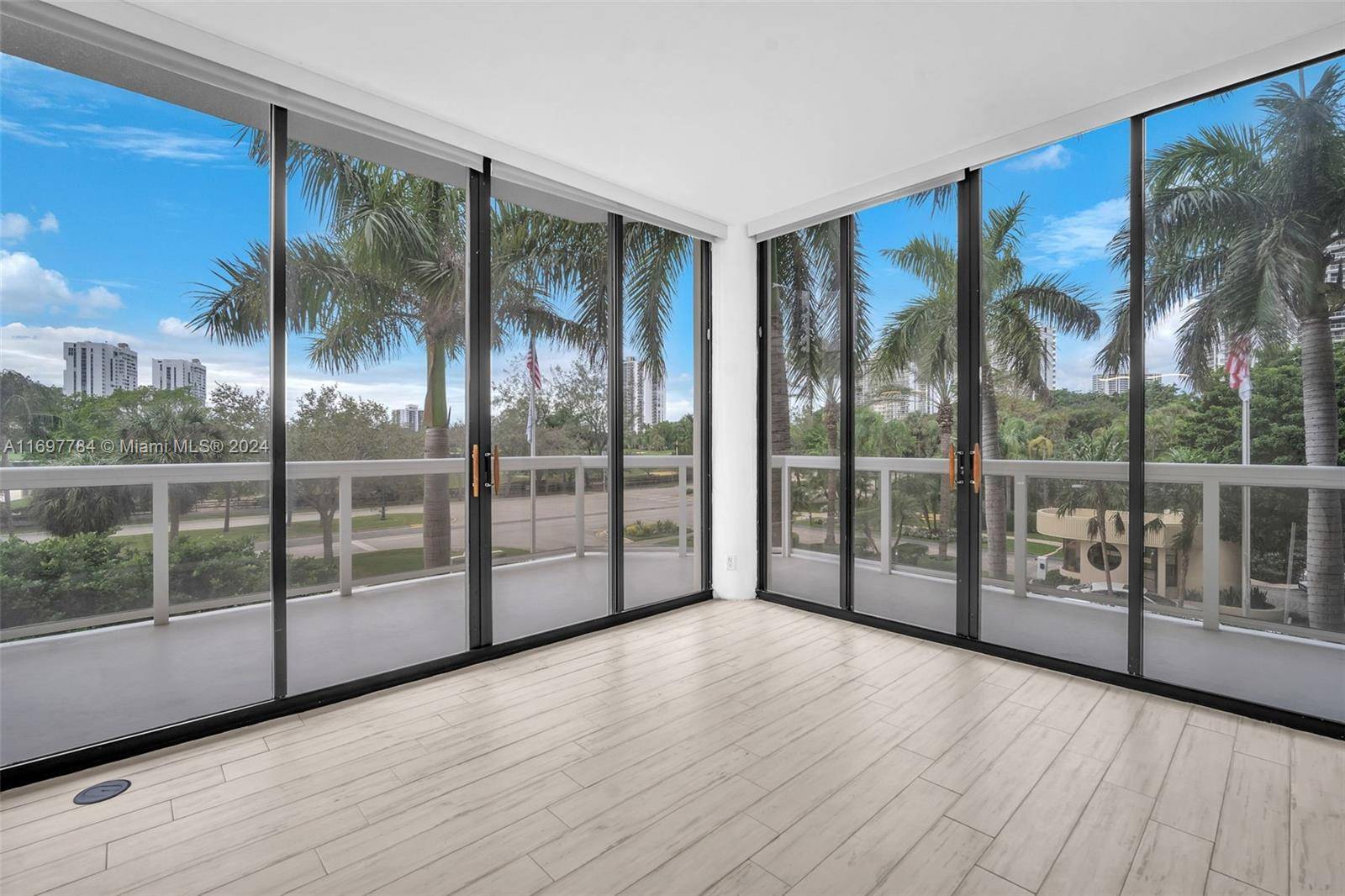 Aventura, FL 33180,20185 E Country Club Dr #206