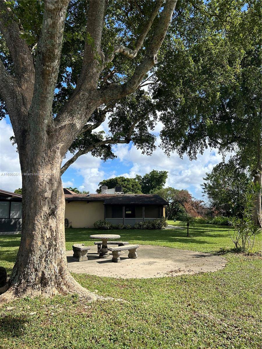 Hollywood, FL 33024,311 Briarwood Cir #18-V4