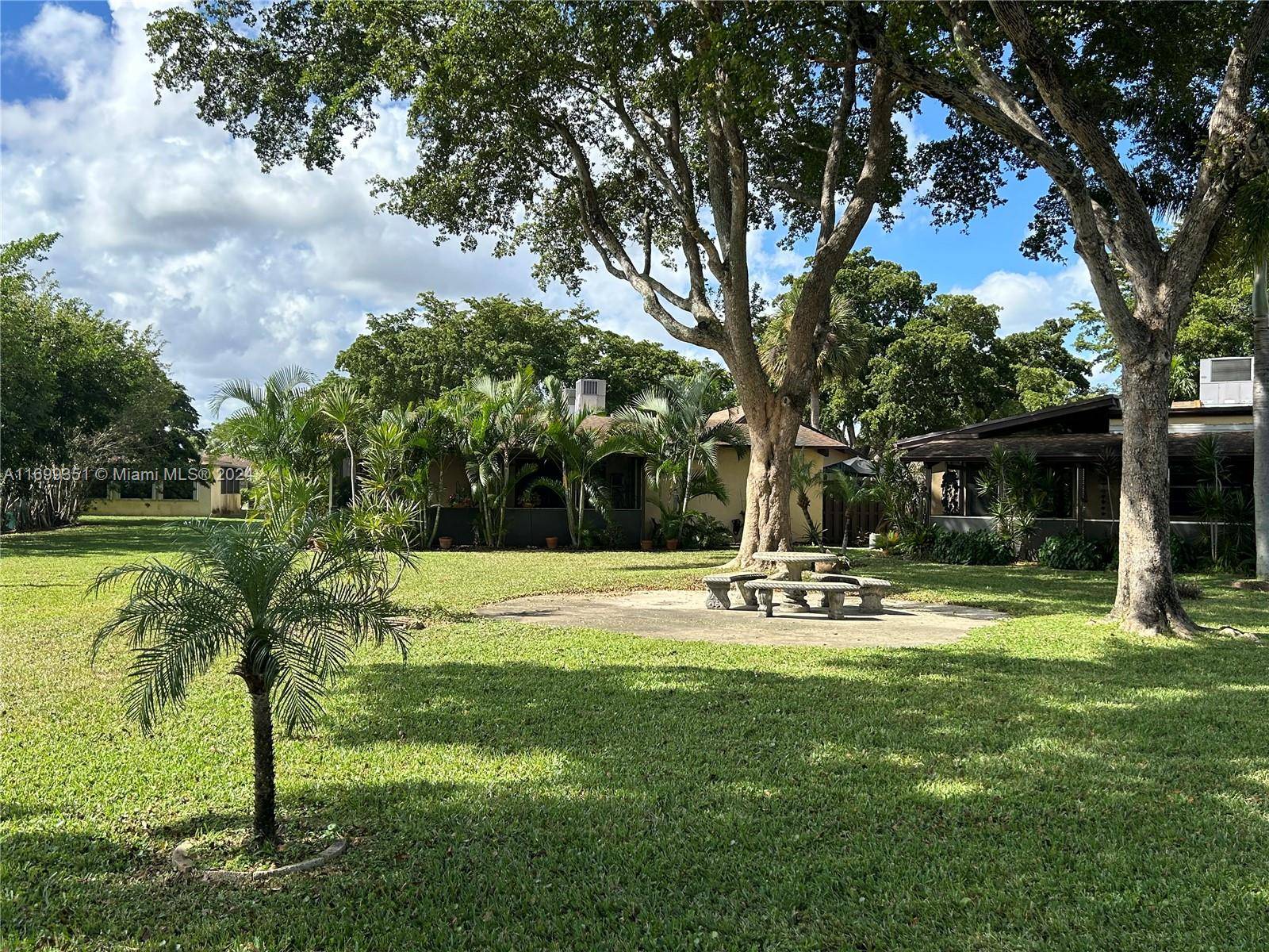 Hollywood, FL 33024,311 Briarwood Cir #18-V4
