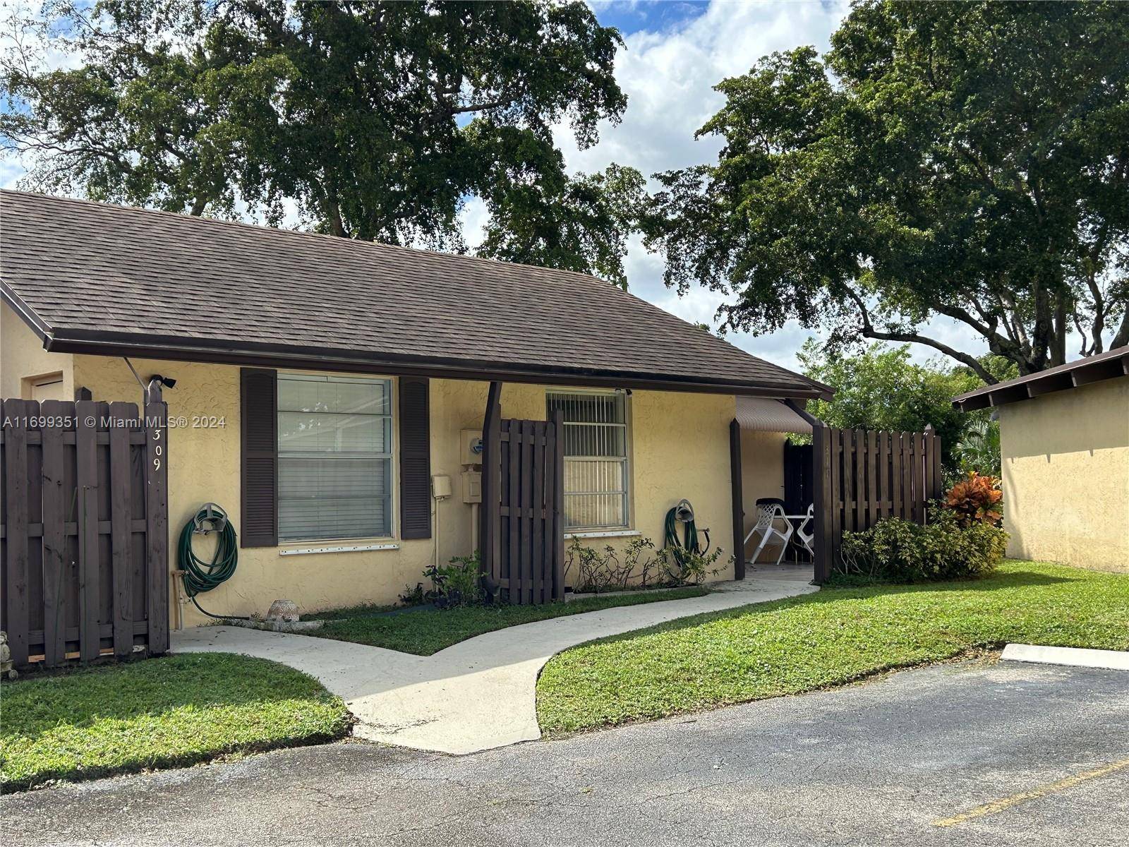 Hollywood, FL 33024,311 Briarwood Cir #18-V4