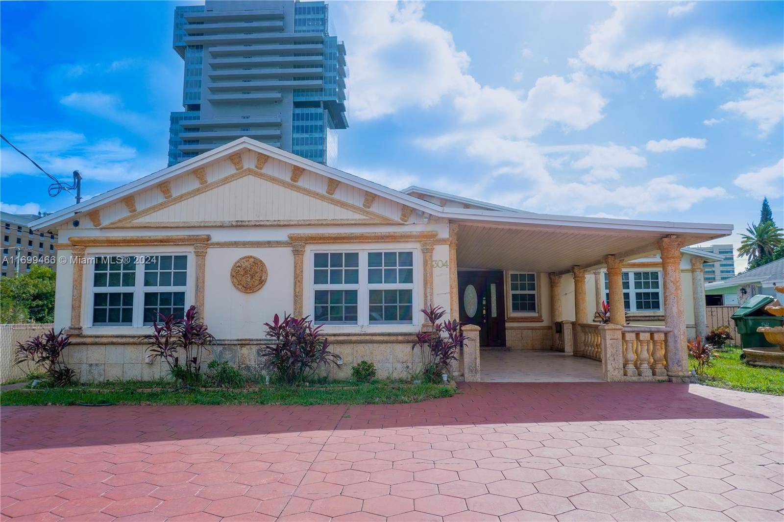 Hallandale Beach, FL 33009,304 SE 9th St