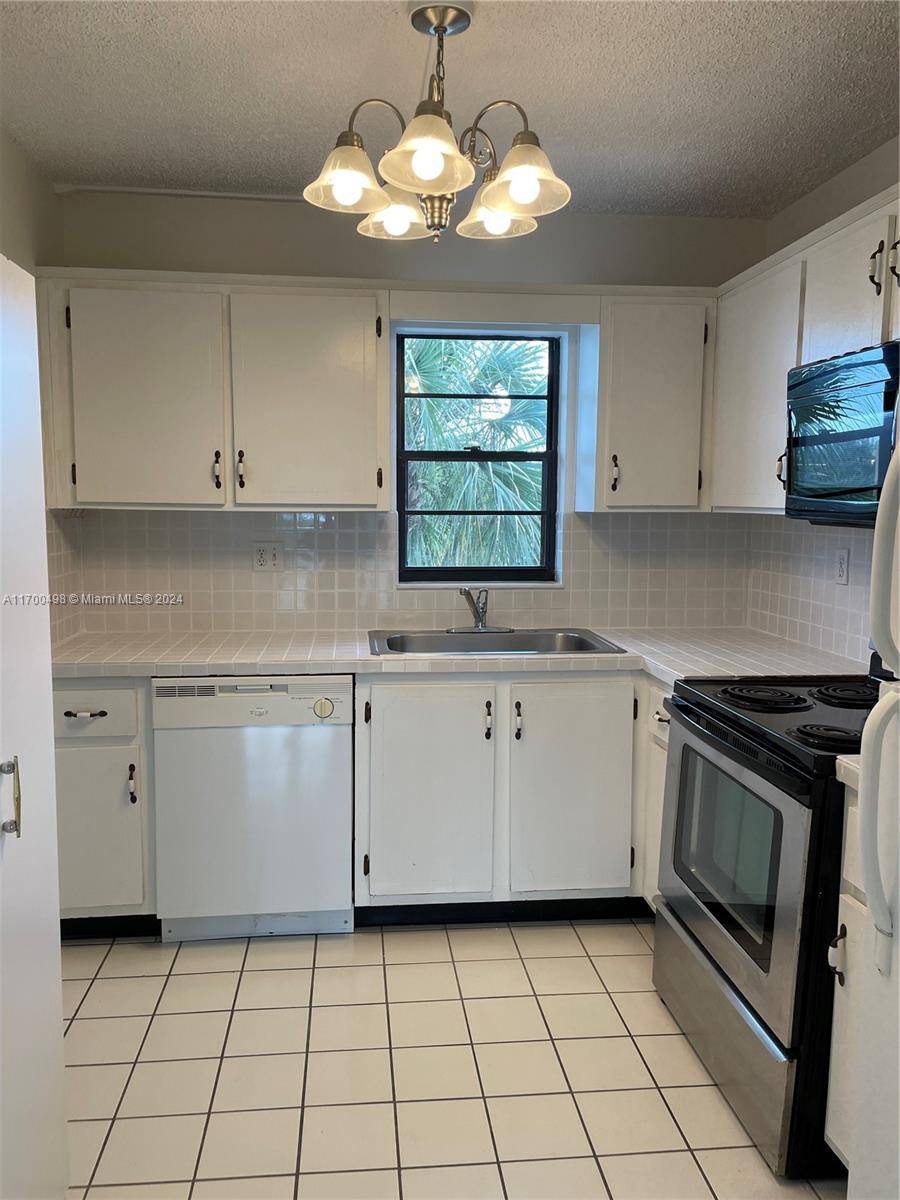 Boca Raton, FL 33428,9235 SW 8th St #406