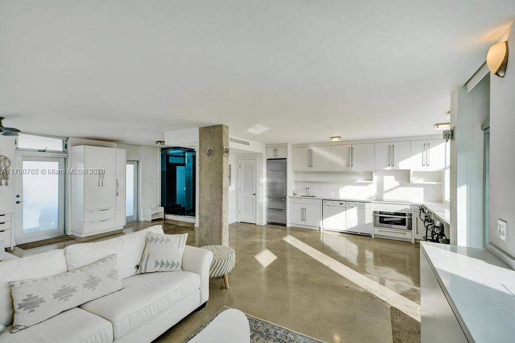 Miami Beach, FL 33139,301 Ocean Dr #402