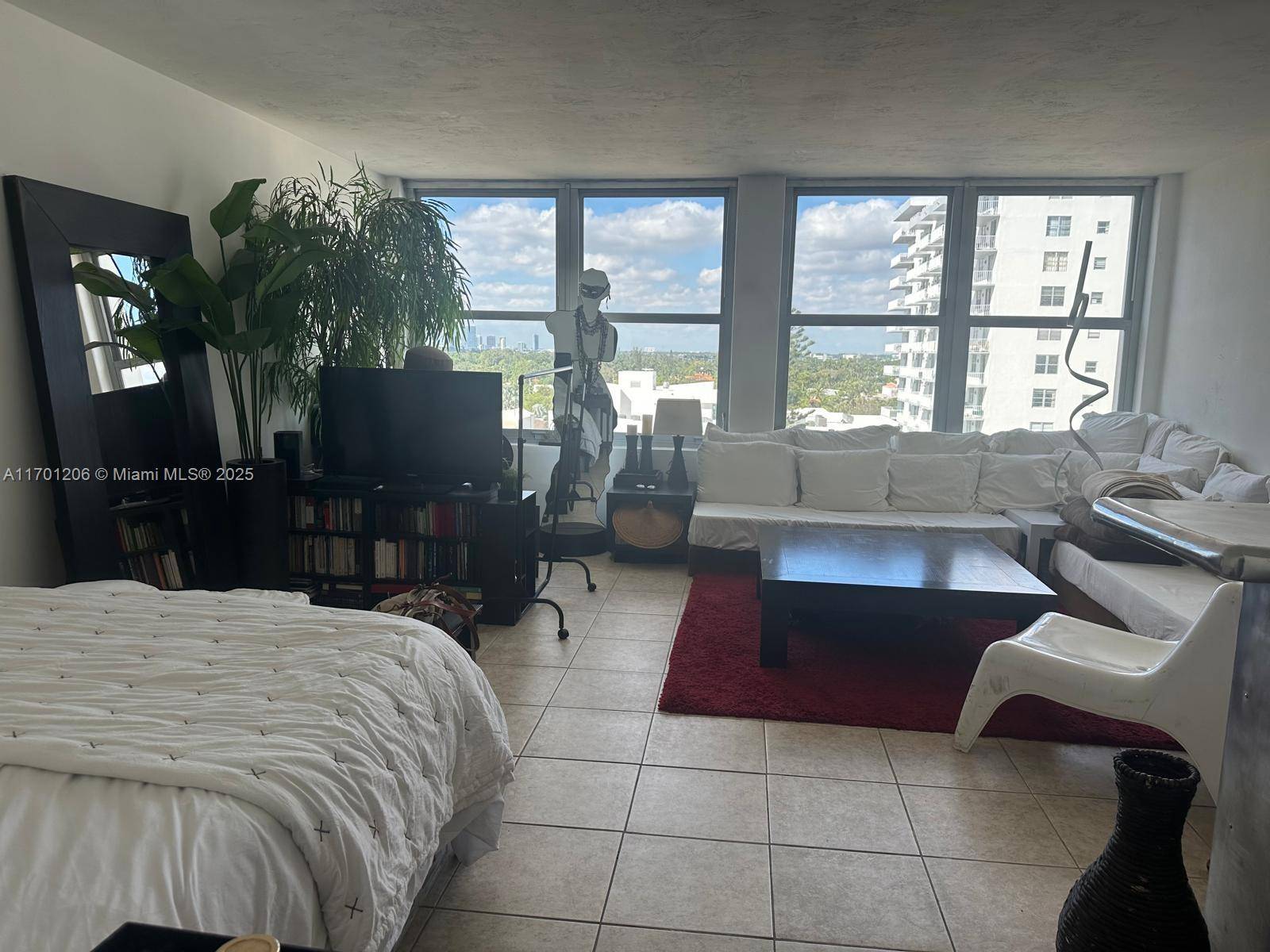 Miami Beach, FL 33140,2899 Collins Ave #910