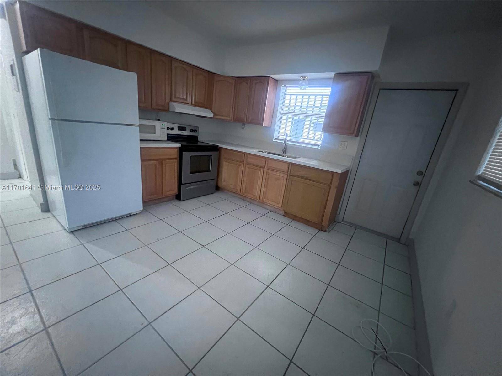 North Miami Beach, FL 33162,1995 NE 167th St #4