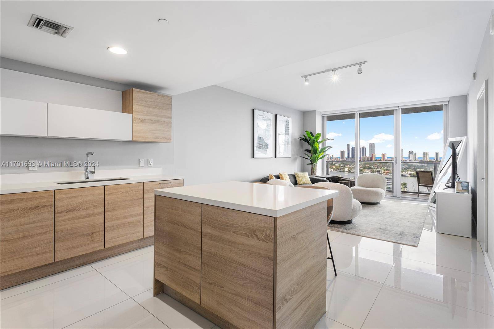 North Miami Beach, FL 33160,16385 Biscayne Blvd #1816