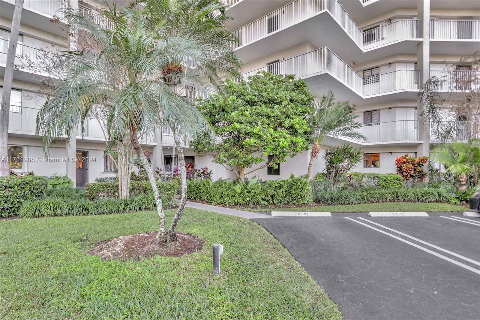 Pompano Beach, FL 33069,2334 S Cypress Bend Dr #107