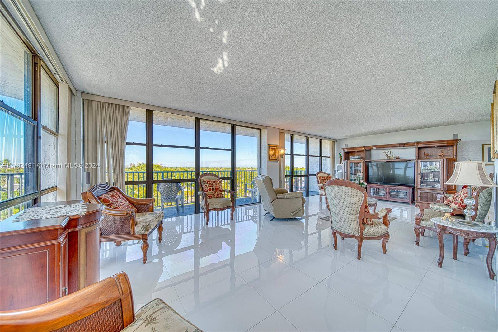 Hallandale Beach, FL 33009,800 Parkview Dr #631