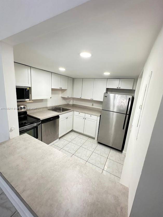 North Miami Beach, FL 33160,16950 W Dixie Hwy A128 Hwy #A128